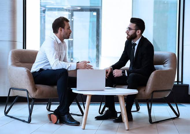 Asesor de KUIDATE conversando con clientes
