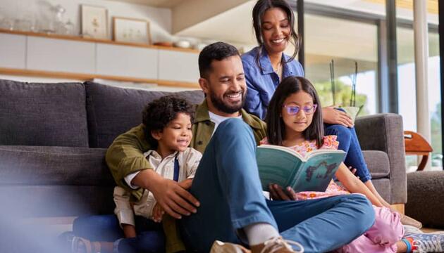 Familia construyendo su tranquilidad financiera