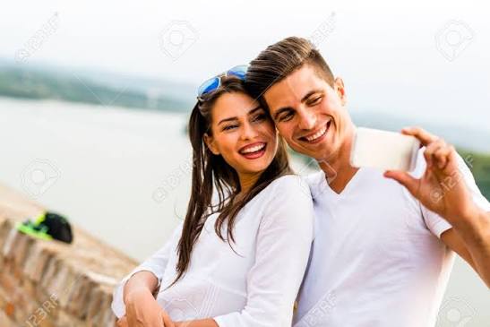 Pareja joven planeando sus metas financieras